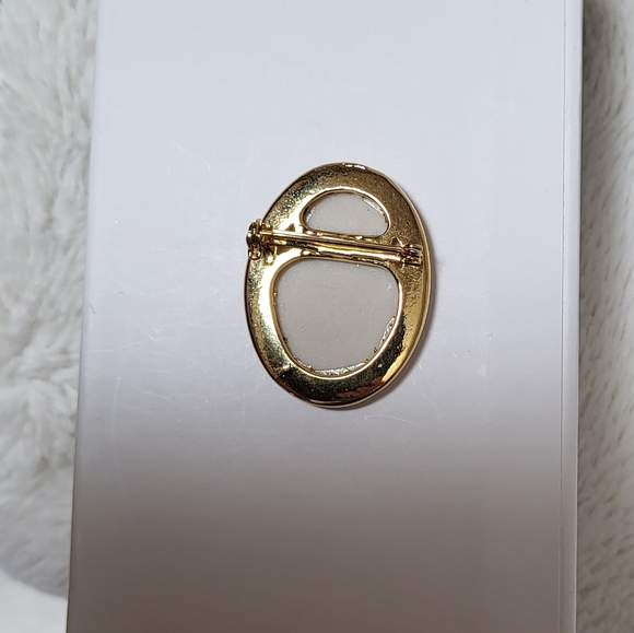 Vintage Porcelain Brooch with Painted Purple Violets! - Picture 2 of 5